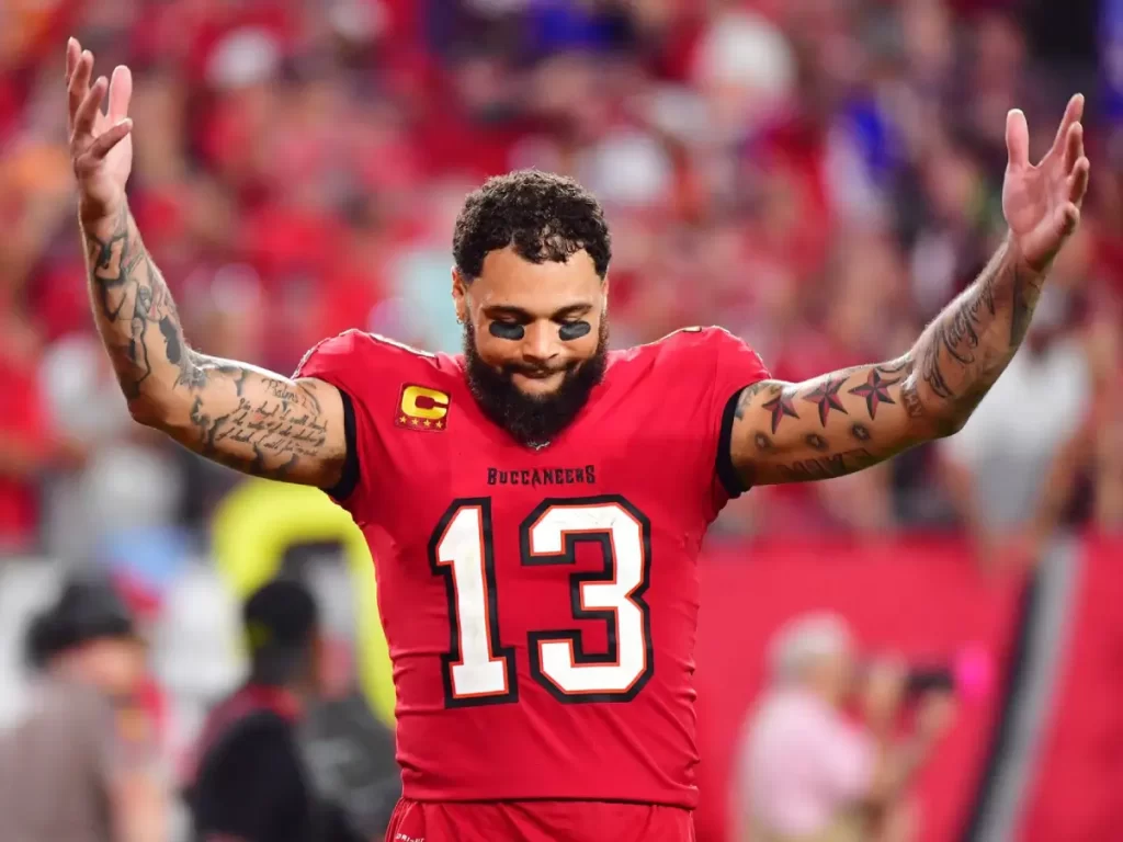 Buccaneers' Mike Evans Watches Baker Mayfield Situation Before Committing to Resigning